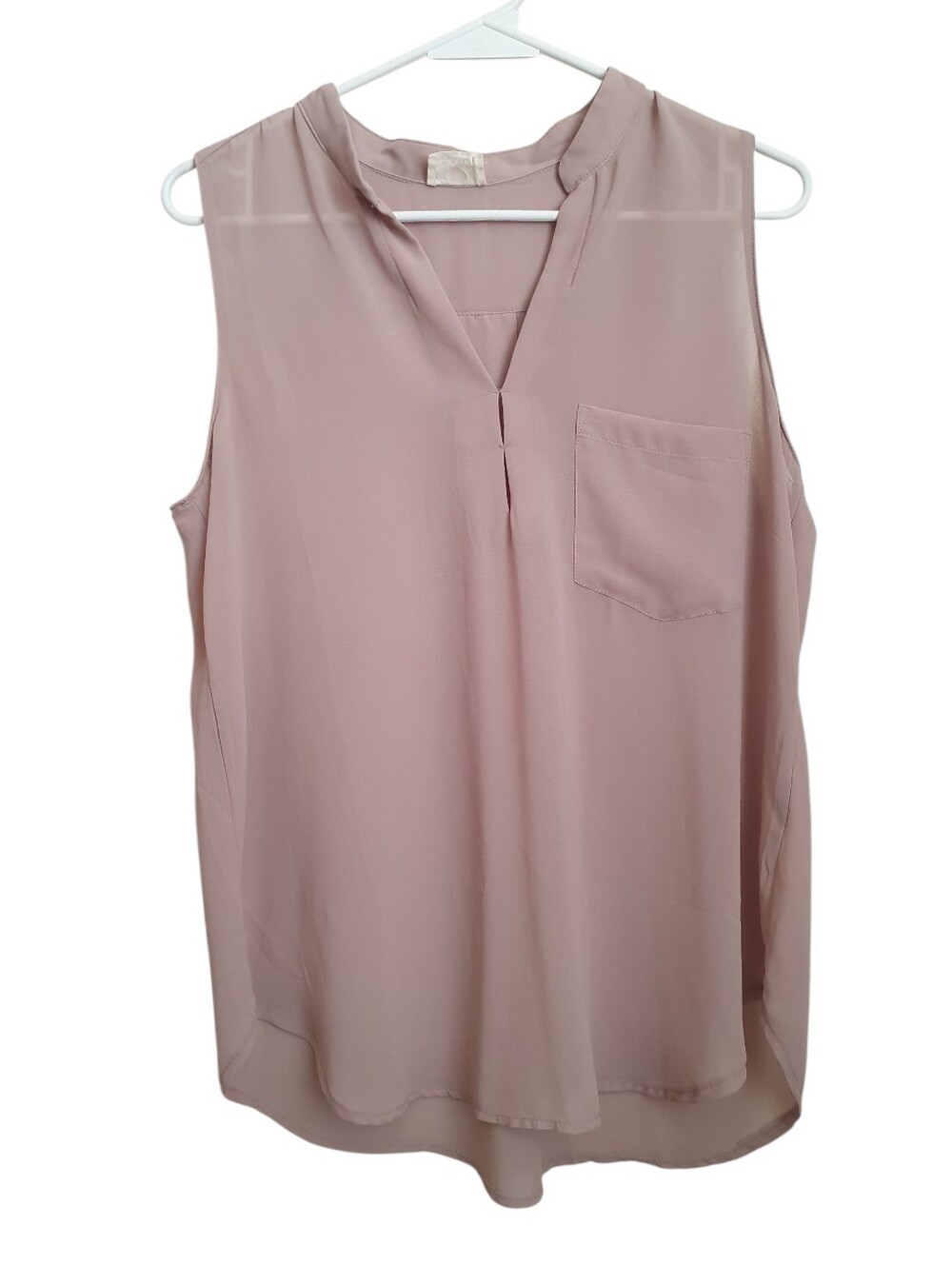 One Clothing Women’s Sleeveless Chiffon Top Size Medium Beige V-Neck Blouse
